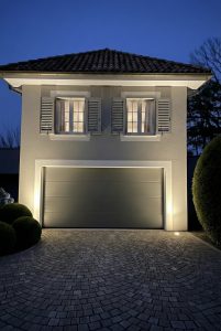 Garage bei Nacht