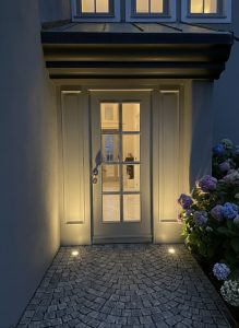 Haustür bei Nacht